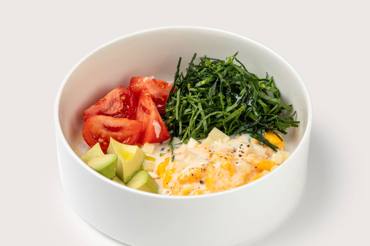 Скрэмбл с помидорами, авокадо, шпинатом и сыром грюйер