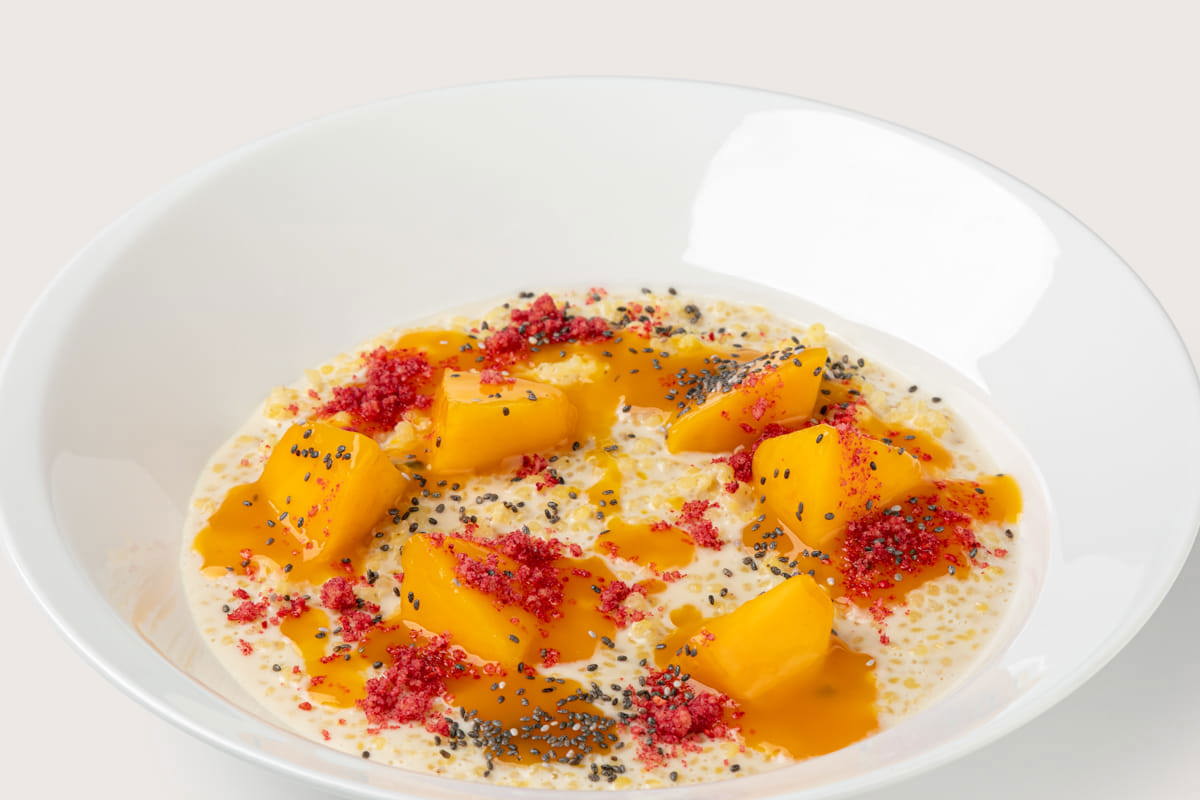 Пшённая каша с манго, чиа и малиновым крамблом
