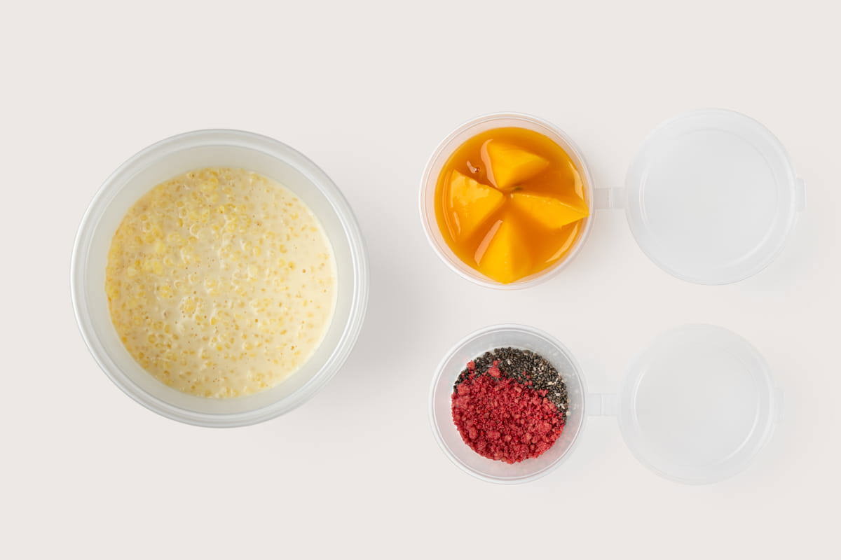 Пшённая каша с манго, чиа и малиновым крамблом