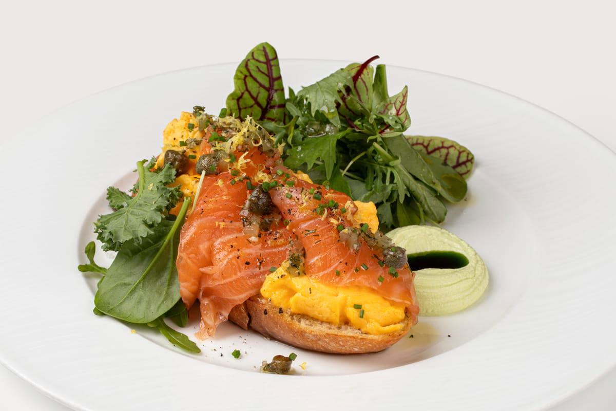 Брускетта с лососем и скрэмблом