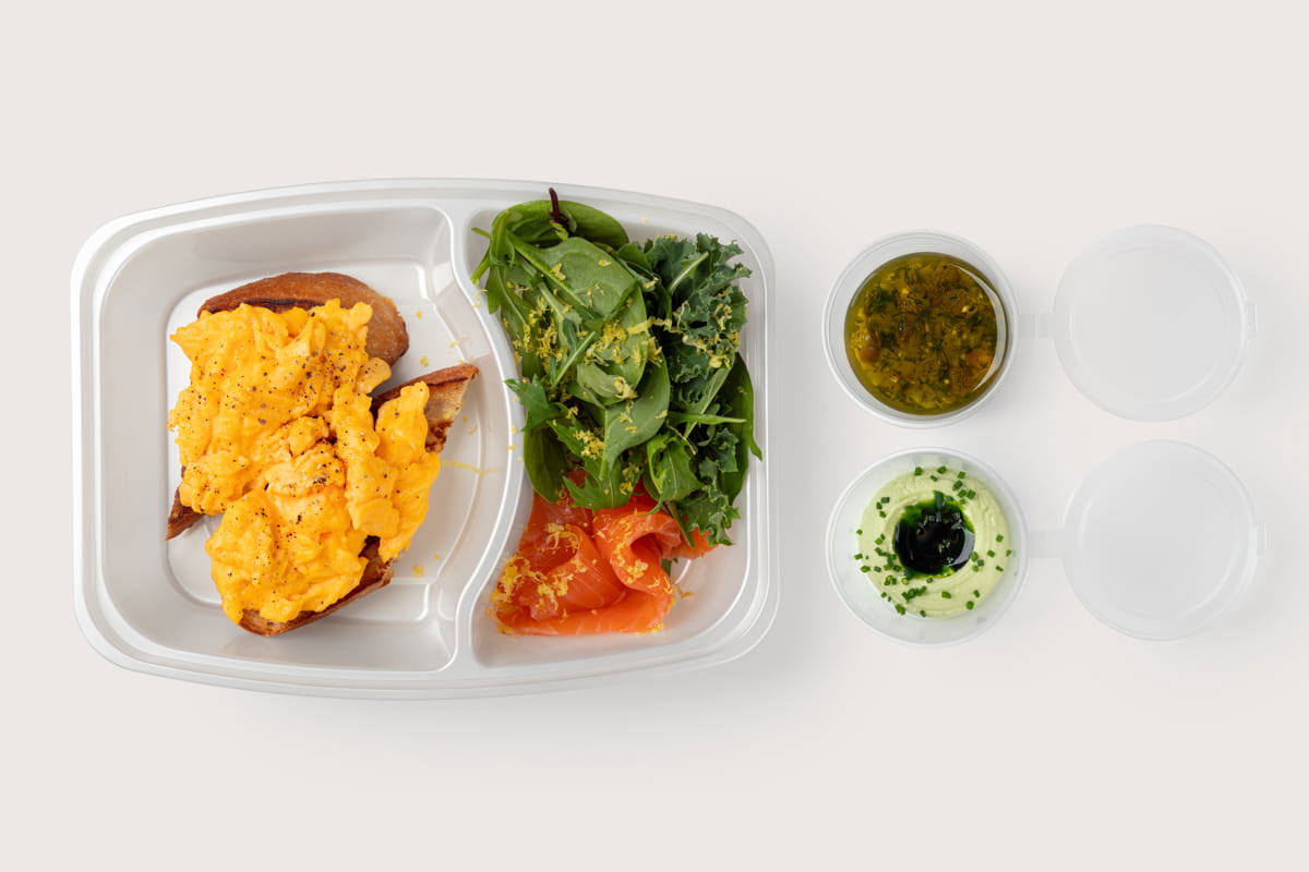 Брускетта с лососем и скрэмблом