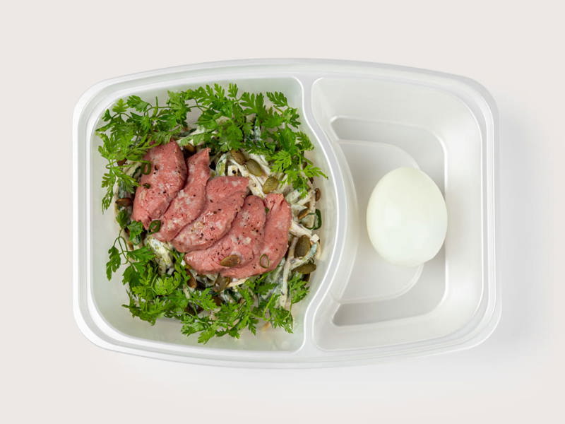 Салат из корня и стебля сельдерея с говядиной и яйцом