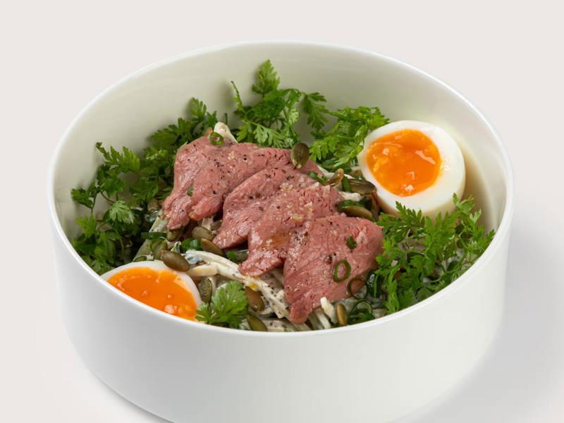 Салат из корня и стебля сельдерея с говядиной и яйцом