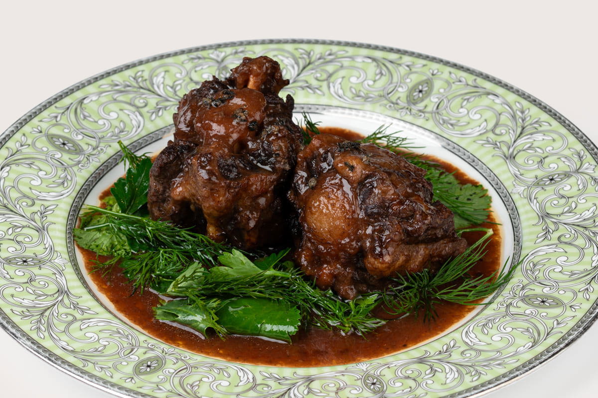 Говяжьи хвосты в винном соусе