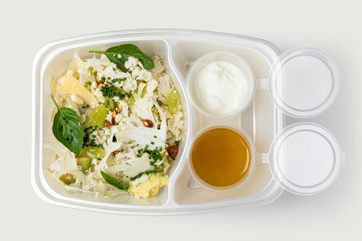 Цветная капуста с соусом юдзу и виноградом Цветная капуста с соусом юдзу и виноградом