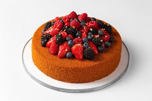 Торт Сметанник с ягодами