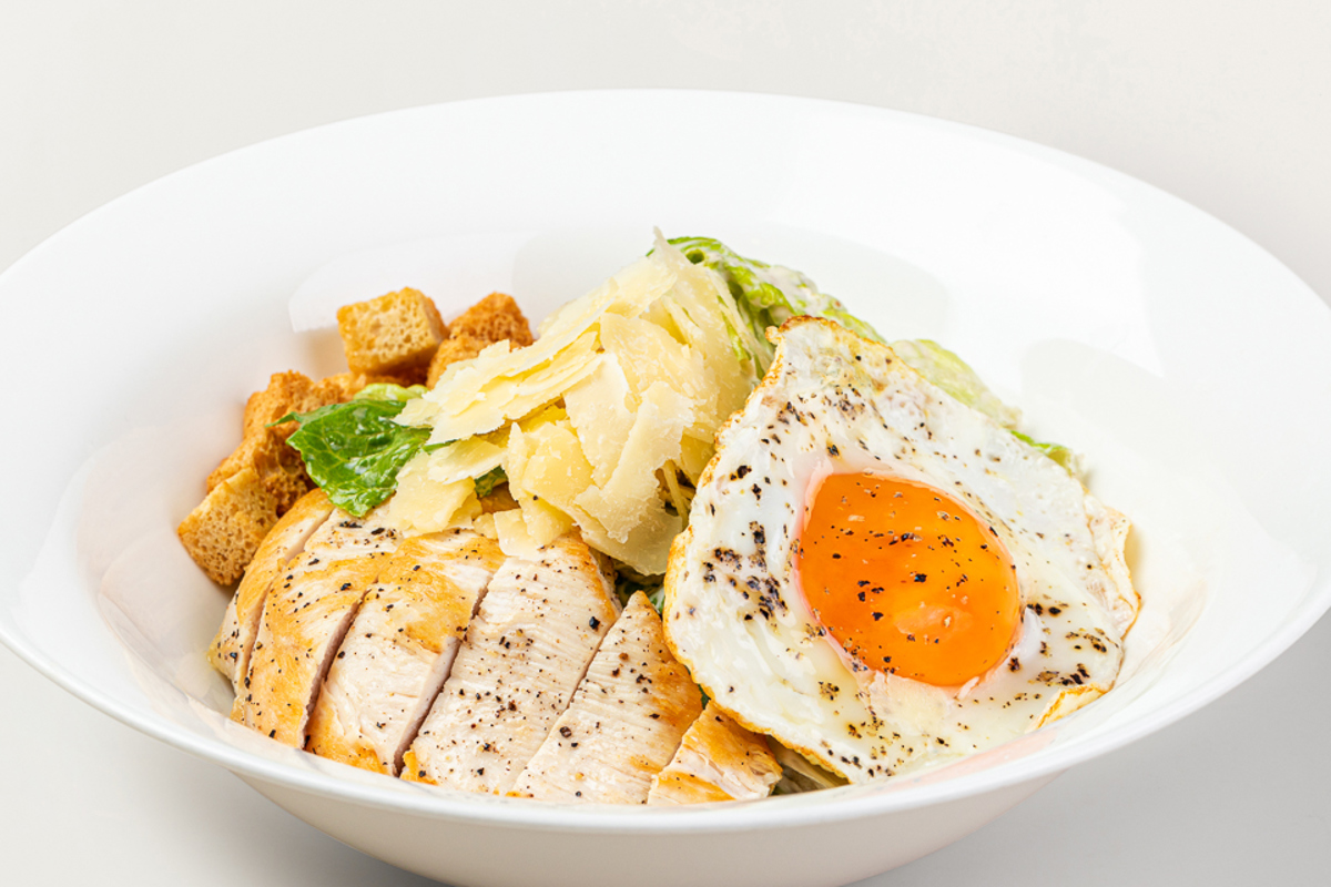 Цезарь с глазуньей Цезарь с глазуньей