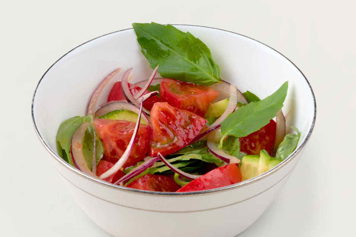 Салат из огурцов и помидоров Салат из огурцов и помидоров