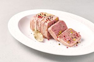 Пате-террин из говяжьей грудинки и куриной печени с фисташками и изюмом