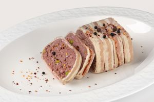 Пате-террин из говяжьей грудинки и куриной печени с фисташками и изюмом