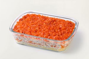 Мимоза с рийетом из лосося и йогуртовым соусом