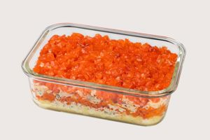 Мимоза с рийетом из лосося и йогуртовым соусом