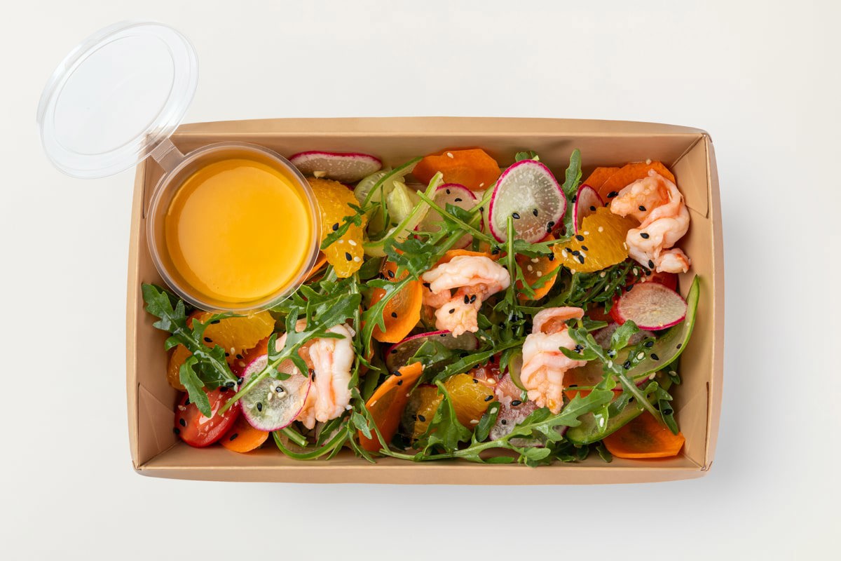 Салат с креветками и морковно-имбирным соусом Салат с креветками и морковно-имбирным соусом