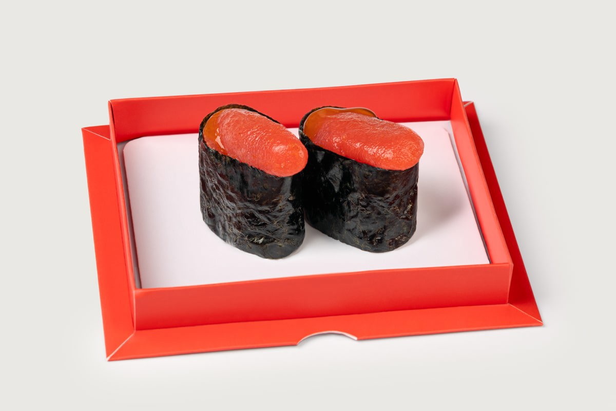 Гункан с икрой минтая