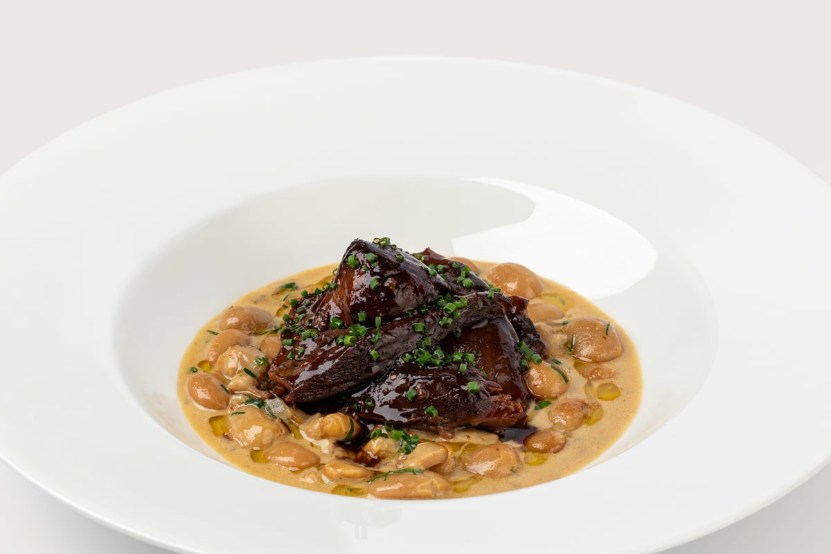 Тушёный ягнёнок с рагу из испанской фасоли