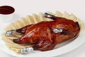 Утка по-пекински с соусом и блинчиками