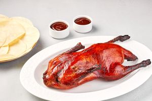 Утка по-пекински с соусом и блинчиками