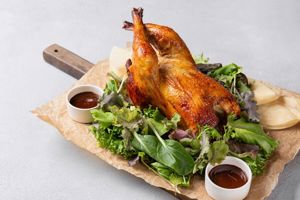 Курица по-пекински с соусом и блинчиками