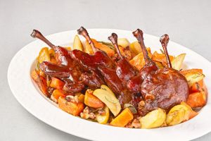 Утиные ножки с гарниром из тыквы и яблок