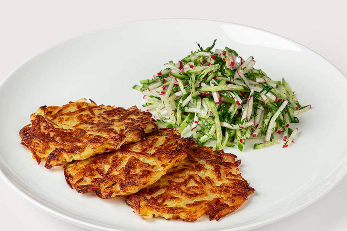 Драники с салатом из огурцов, редиса и зелени