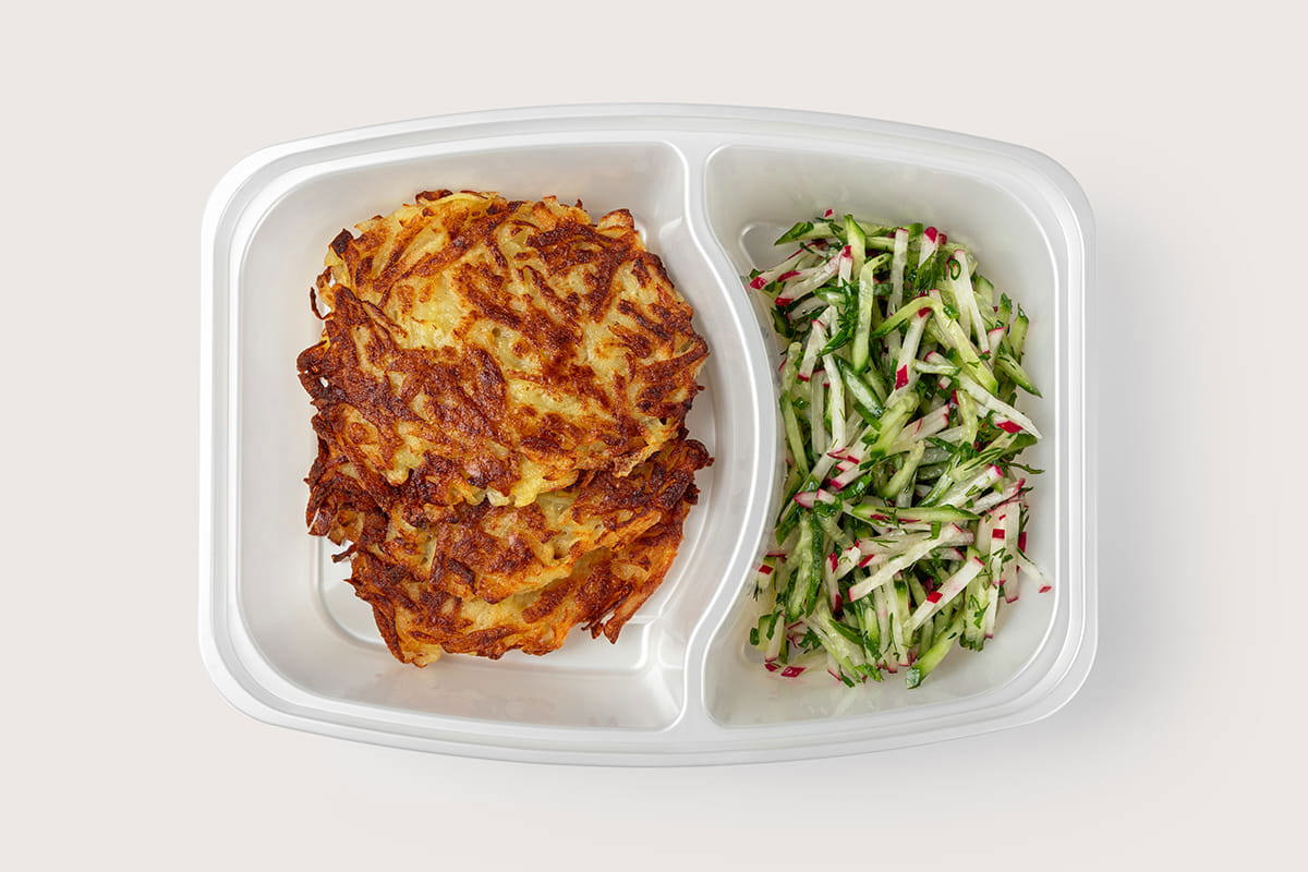 Драники с салатом из огурцов, редиса и зелени