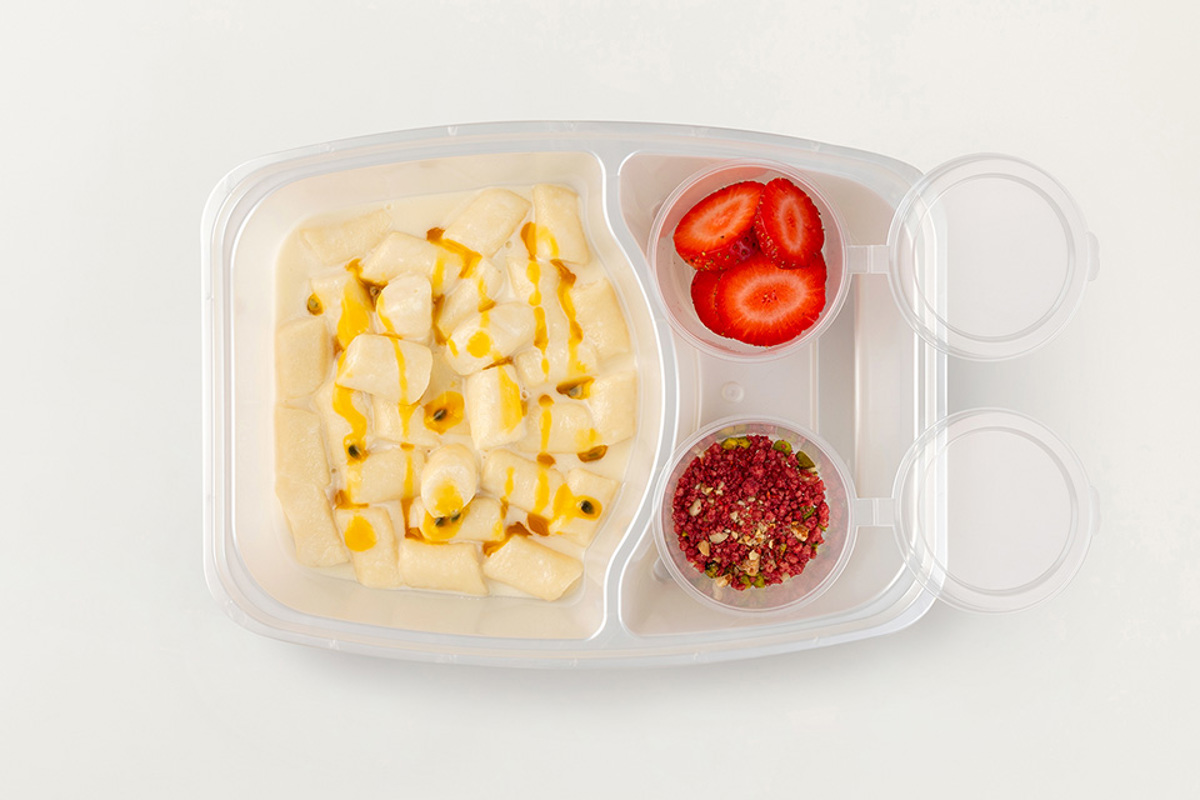 Ленивые вареники с клубникой и кокосовым соусом