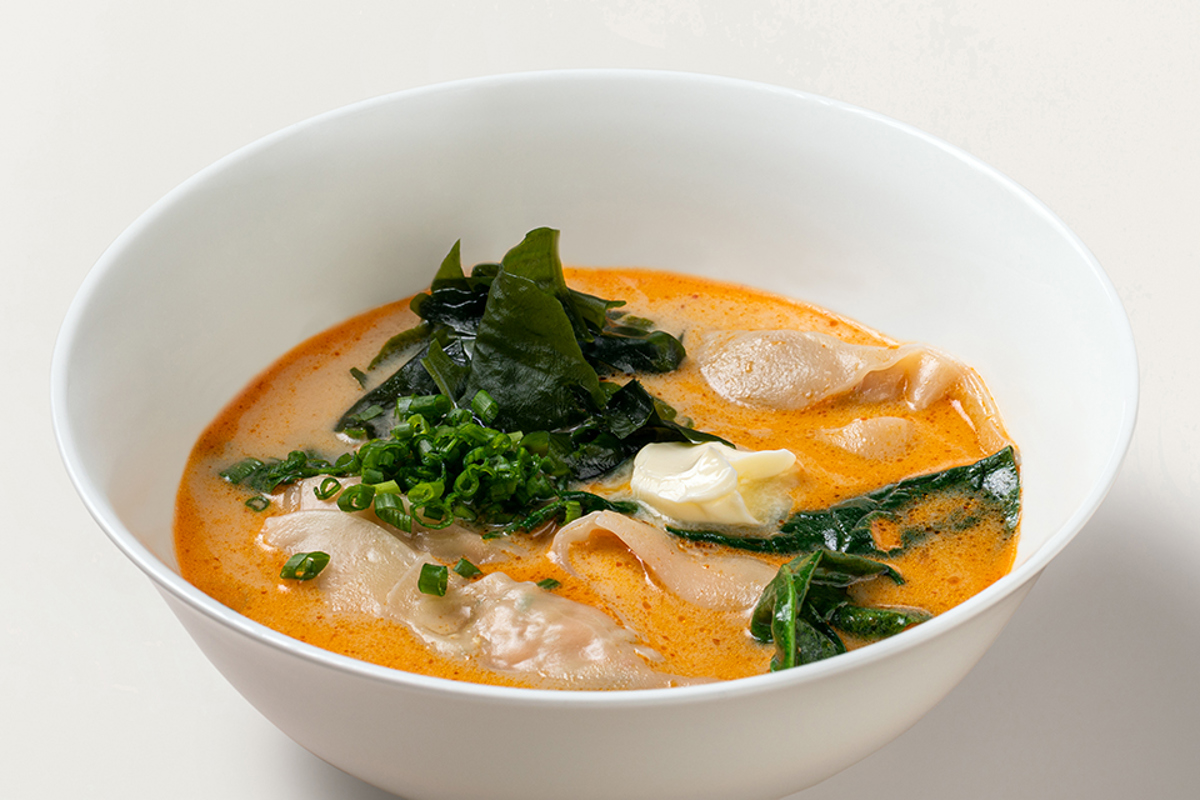 Суп с вонтонами из лосося и креветок