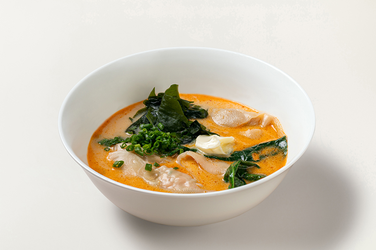 Суп с вонтонами из лосося и креветок