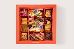 Ассорти сыров и мясных деликатесов Ассорти сыров и мясных деликатесов