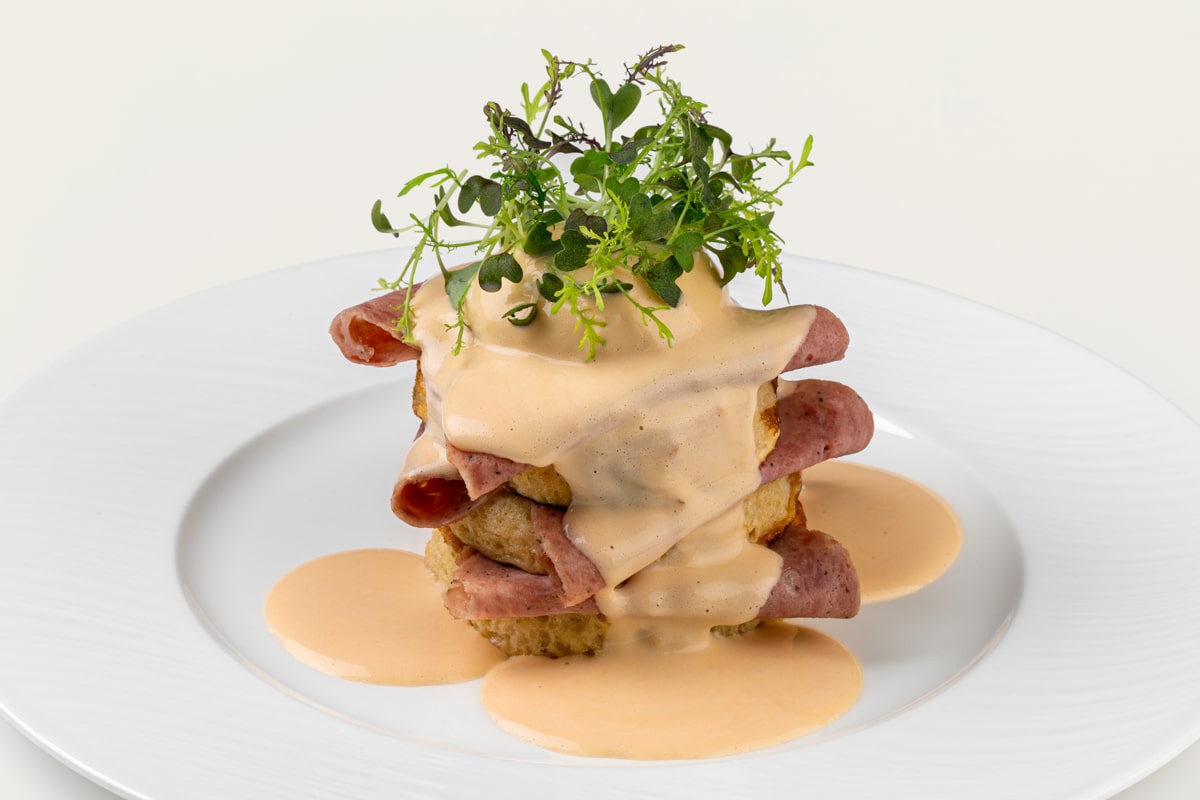 Яйцо Бенедикт с ветчиной из говядины Яйцо Бенедикт с ветчиной из говядины