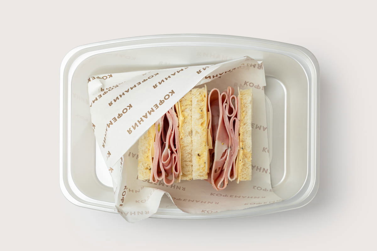 Бутерброд с мортаделлой и сыром грюйер