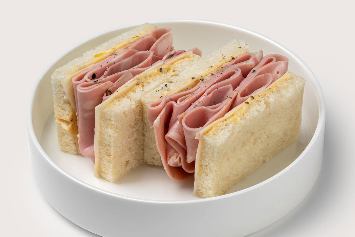 Бутерброд с мортаделлой и сыром грюйер